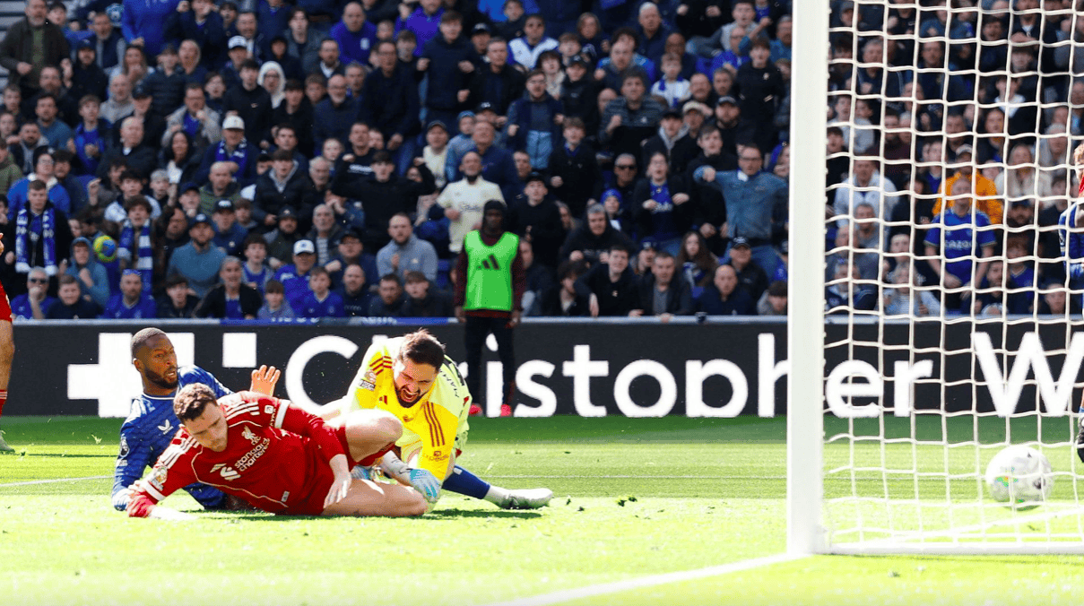 英超德比2-1：两人重伤+火爆冲突+100分钟绝杀 10.2亿豪门坐稳前5